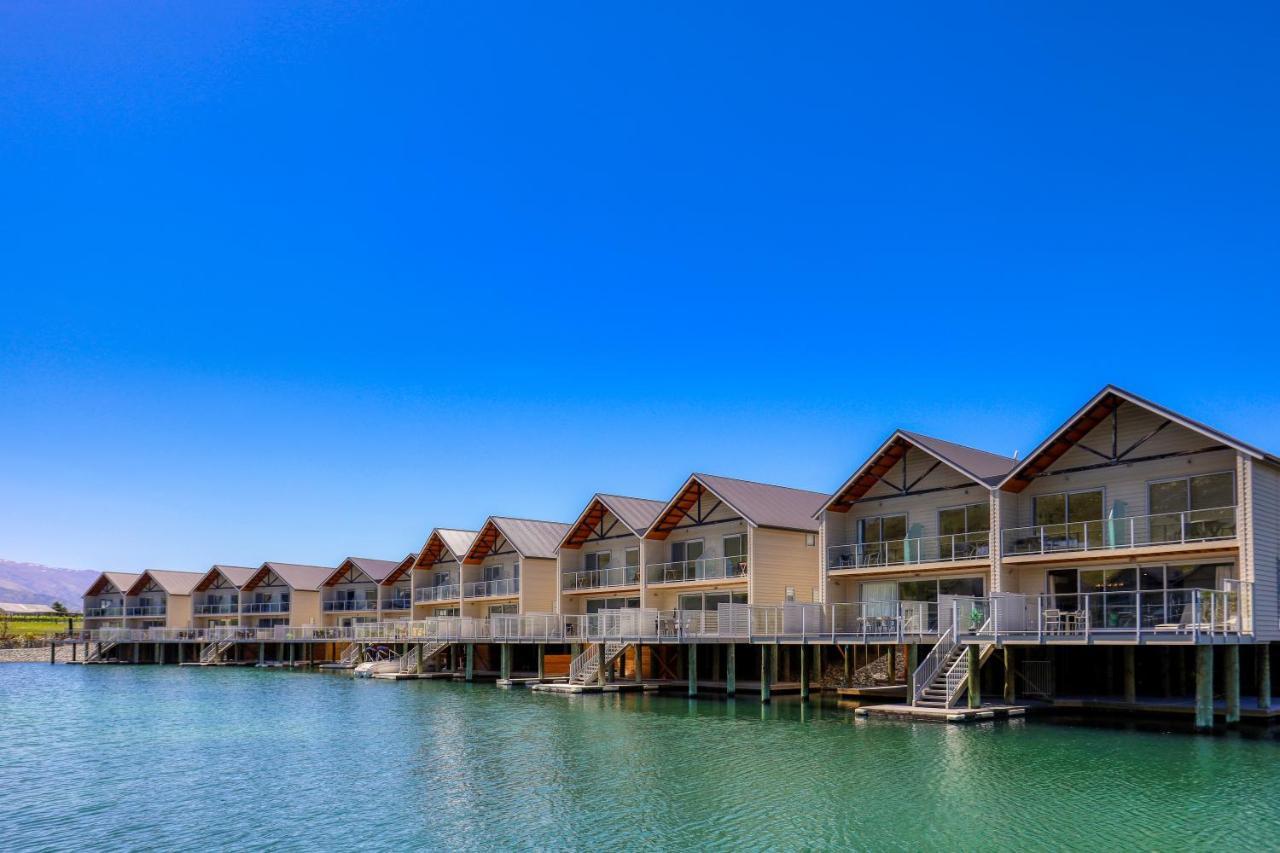 Marsden Lake Resort Central Otago Cromwell Eksteriør billede The resort's overwater bungalows
