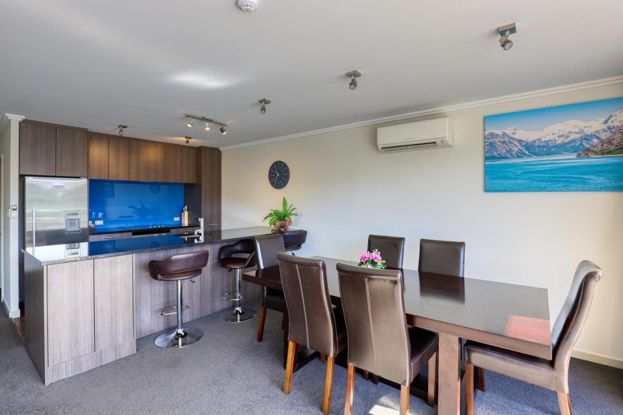 Marsden Lake Resort Central Otago Cromwell Eksteriør billede A kitchen and dining room in a typical apartment