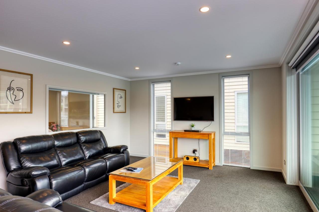 Marsden Lake Resort Central Otago Cromwell Eksteriør billede A living room in a typical apartment