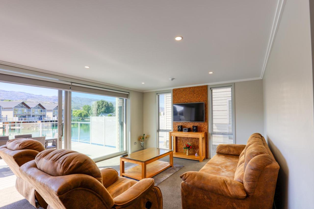 Marsden Lake Resort Central Otago Cromwell Eksteriør billede A living room in a typical apartment at the hotel