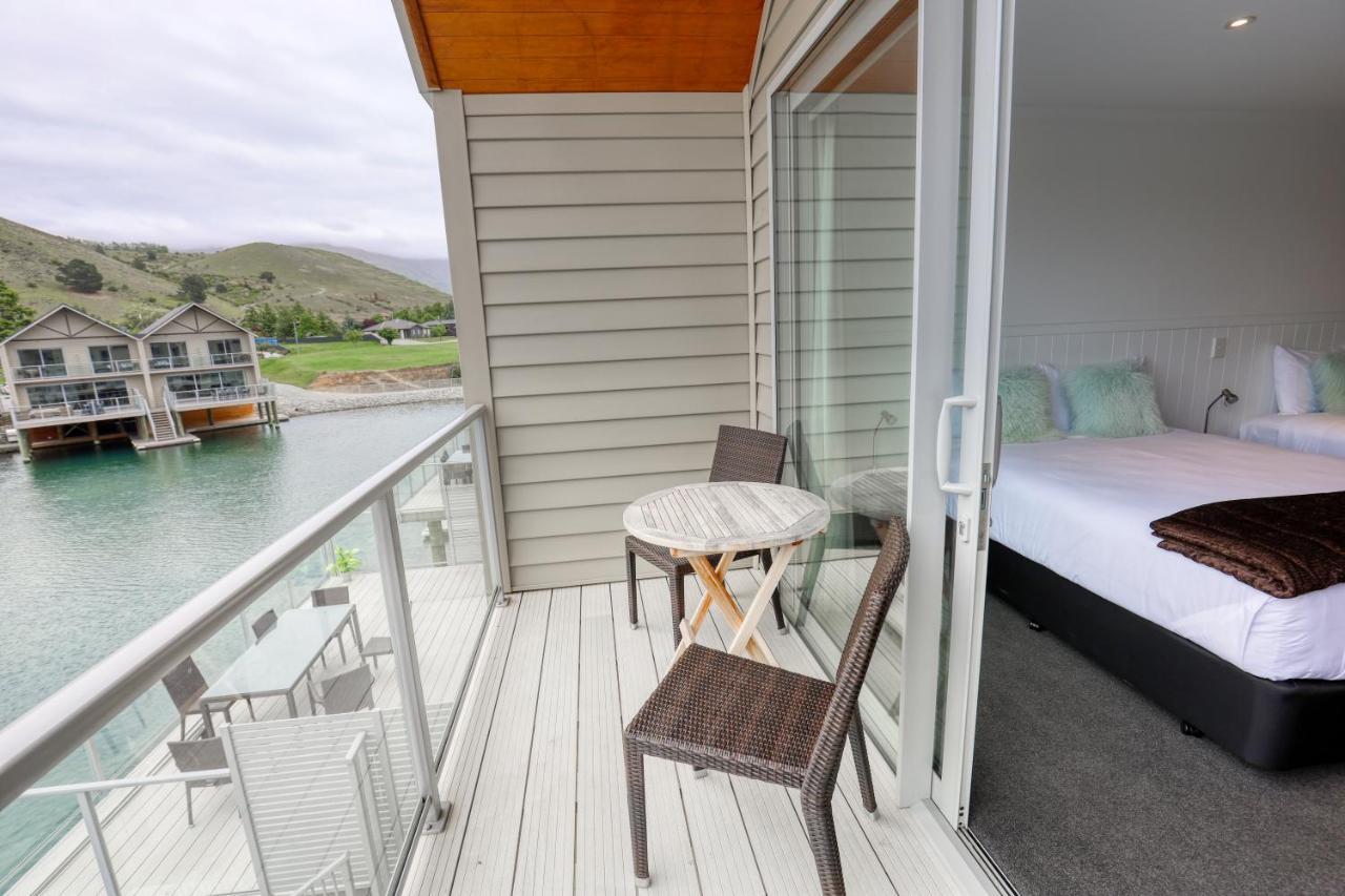 Marsden Lake Resort Central Otago Cromwell Eksteriør billede A balcony in a hotel