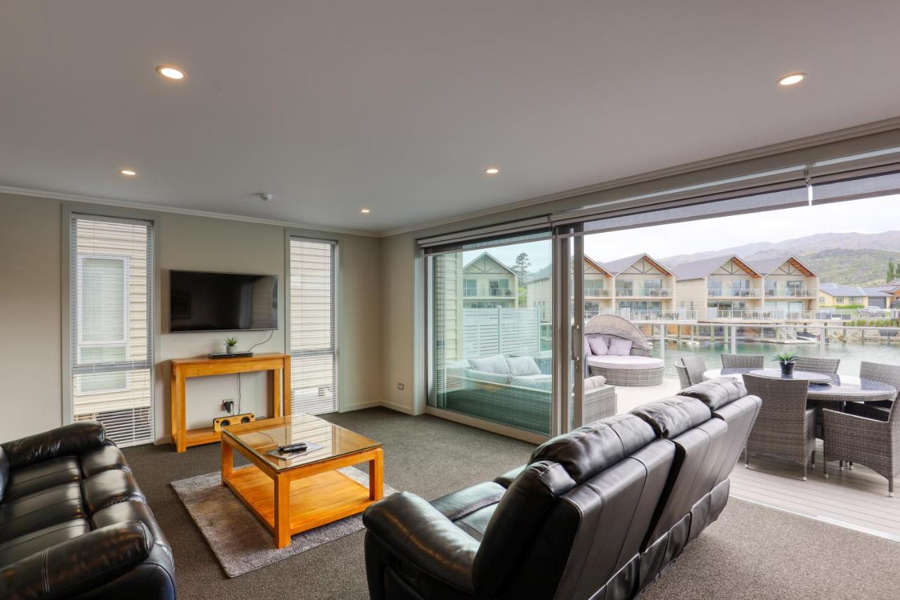 Marsden Lake Resort Central Otago Cromwell Eksteriør billede Living room with sliding doors
