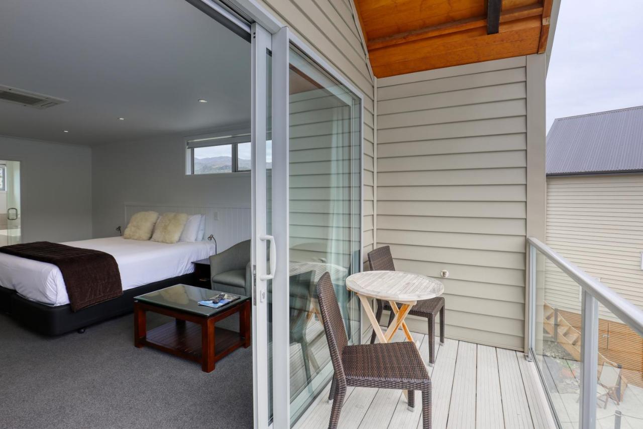 Marsden Lake Resort Central Otago Cromwell Eksteriør billede A balcony in a hotel room