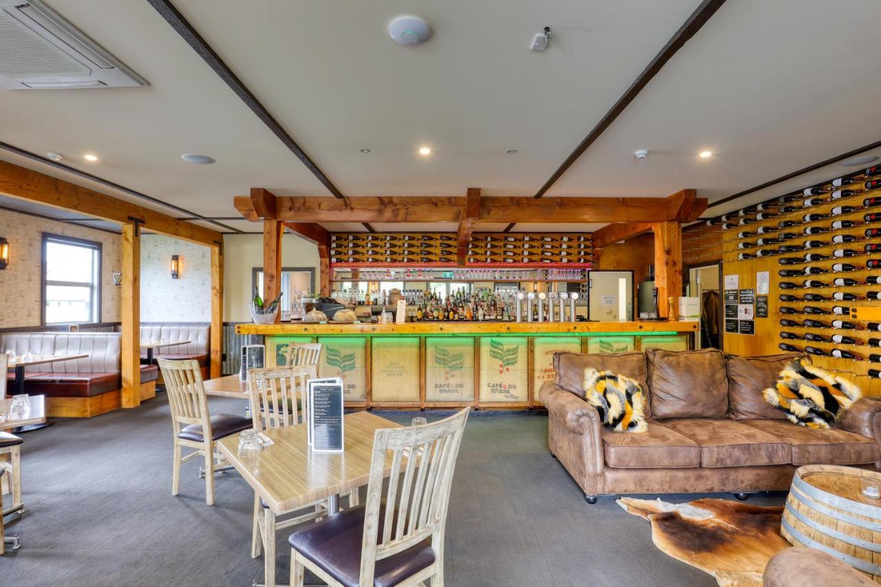 Marsden Lake Resort Central Otago Cromwell Eksteriør billede The bar at the restaurant
