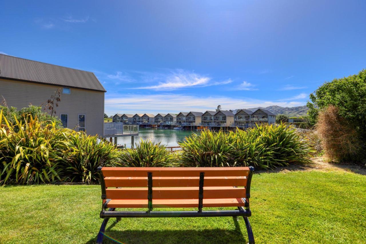 Marsden Lake Resort Central Otago Cromwell Eksteriør billede A bench at the lake